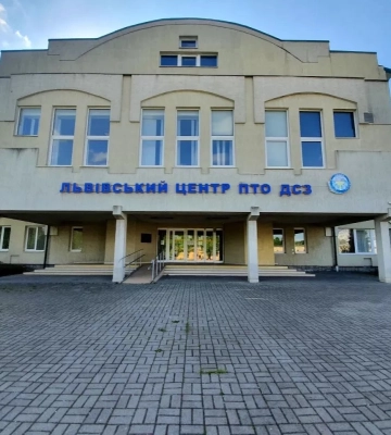 Пошкоджені вікна в центрі зайнятості у Львові