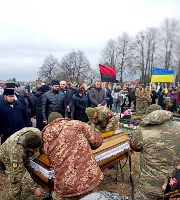 Рідні сподівалися, що живий і щотижня у місцевому храмі правився молебень за його здоров’я: на Волині поховали Героя Олександра&amp;hellip;