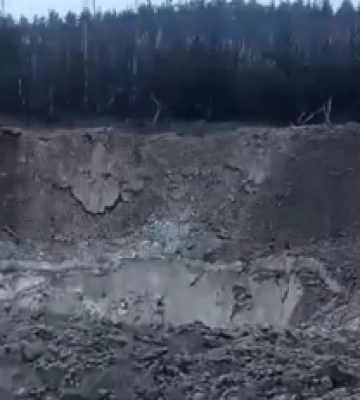 Возле Бучи от ракеты образовалась гигантская воронка: видео