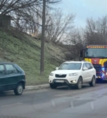 На Карпенка-Карого автівка вилетіла на узбіччя