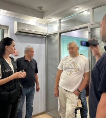 В Киеве помощница нотариуса удостоверяла документы, когда тот был за границей: теперь их обоих ждет суд