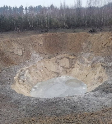 Возле Бучи от ракеты образовалась гигантская воронка: видео