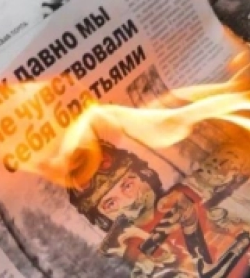 Активісти Руху опору на Херсонщині спалили агітаційні матеріали російських окупантів