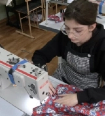 У Луцьку студентки шиють спідню білизну для бійців у госпіталях. ВІДЕО