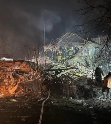 У Великому Бурлуку з-під завалів зруйнованого Росією будинку дістали тіло 74-річної жінки. Вже троє загиблих