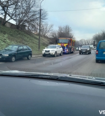 На Карпенка-Карого автівка вилетіла на узбіччя