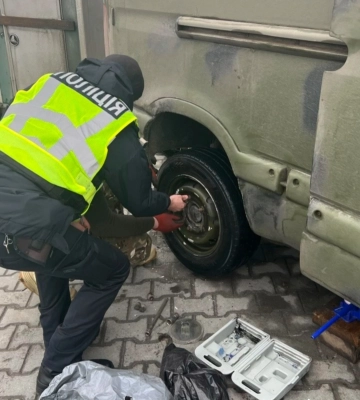 Патрульні міняли колеса водіям, які пробили їх на Рівненщині
