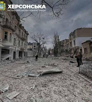 Окупанти вдарили по Херсону, загинула жінка