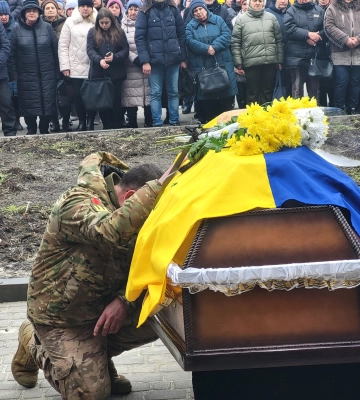 Повернувся з-за кордону, щоб захищати Україну: на Волині попрощалися з Героєм Володимиром Крисюком