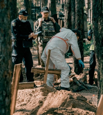 У Полтаві покажуть документальний фільм про масове поховання в Ізюмі