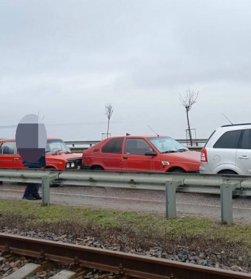 На Черкаській дамбі зіткнулося декілька автомобілів