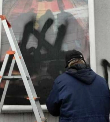 Вандали обмалювали київський кінотеатр «Жовтень» через показ фільму про ЛГБТ