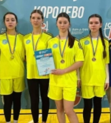 Понад 140 школярів на Закарпатті визначали найкращих у день народження волейболу