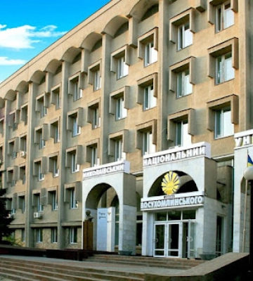 Затримка через реорганізацію вишу. Випускники МНУ імені Сухомлинського два тижні чекають на дипломи магістрів