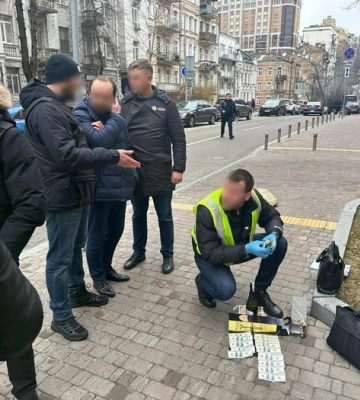 $3300 за сприяння у безперешкодному вивезенні антикваріату за кордон – викрито посадовця Міністерства культури та інформполітики