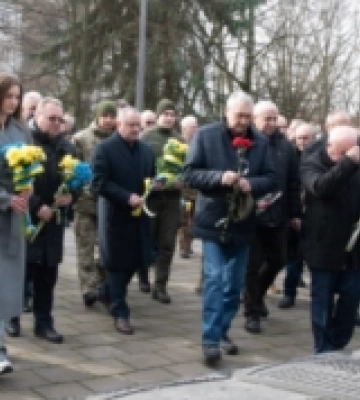 У Луцьку поклали квіти до памʼятника воїнам-афганцям