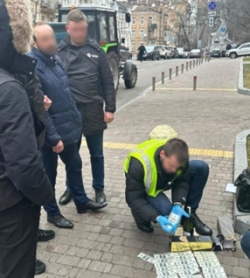 Посадовця МКІП викрили на хабарі - обіцяв «відкрити» кордон для вивезення антикварної зброї