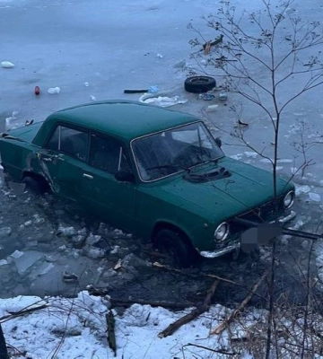 На Київщині водій з’їхав в озеро та пішов у магазин