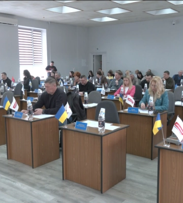Депутати Рівнеради зібралися на позачергову сесію, аби "поділити" гроші (ВІДЕО)