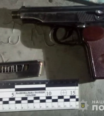 На Дніпропетровщині чоловік поцілив 23-річному хлопцю в плече з пістолета