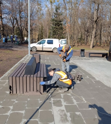 У парку Шевченка в Чернівцях ремонтують новий скейт майданчик