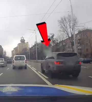В Киеве водителя Range Rover «наградили» штрафом за объезд пробки полосой общественного транспорта