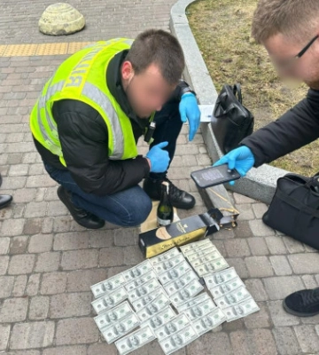 Посадовця МКІП викрили на хабарі - обіцяв «відкрити» кордон для вивезення антикварної зброї