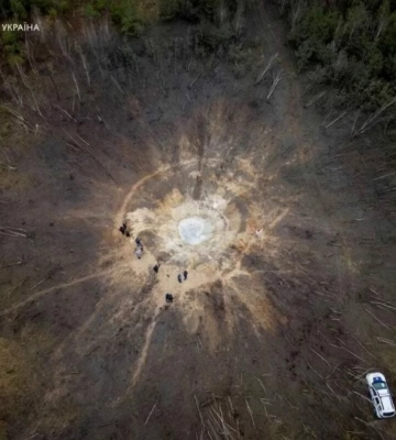 Фото дня: вирва від російської ракети у лісі біля Бучі