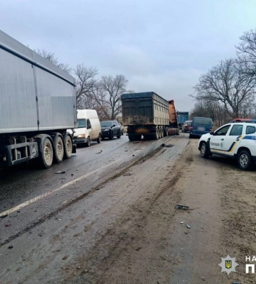 На Одещині внаслідок потрійної ДТП загинула водійка одного з автомобілів-учасників (ФОТО)