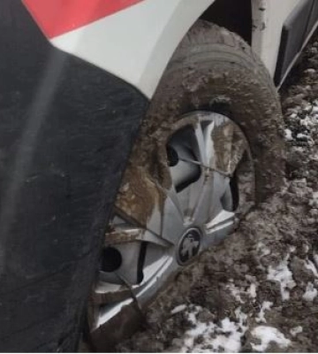 У Львові рятувальники визволяли «швидку»