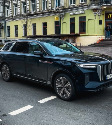 Почти Rolls-Royce: в Киеве заметили роскошный китайский электромобиль за $100 000 