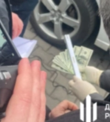 На Волині посадовець за хабарі не заважав працювати ринкам