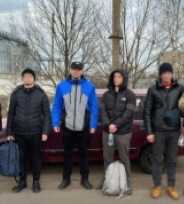 У Роздільній зупинили автомобіль з ухилянтами: водій-переправник взяв за послугу по шість тисяч доларів з кожного