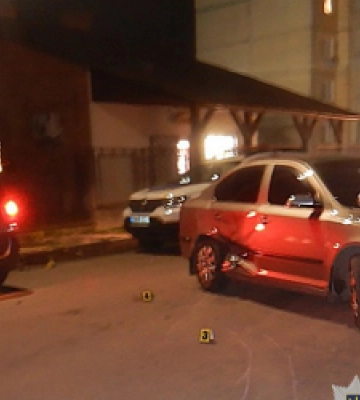 У Жовкві водій врізався у припарковане авто: двоє травмованих