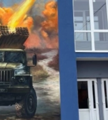 У Луцьку з'явився новий мурал: на будівлі патрульної поліції намалювали «Град»