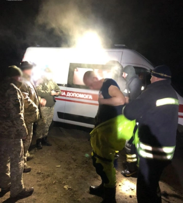 Закарпатські надзвичайники врятували з холодної води двох чоловіків