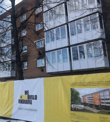 У Тростянці триває відбудова пошкодженої рашистами п’ятиповерхівками