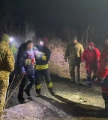 Закарпатські надзвичайники врятували з холодної води двох чоловіків