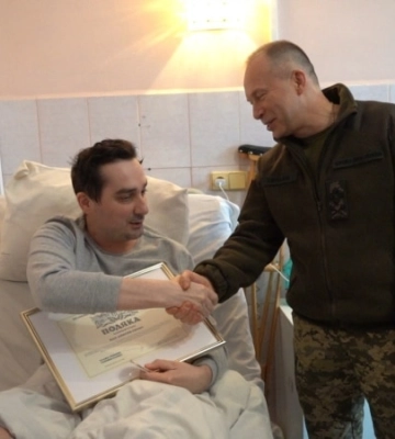 Головнокомандувач ЗСУ Сирський відвідав пораненого кореспондента Радіо Свобода Дмитра Євчина