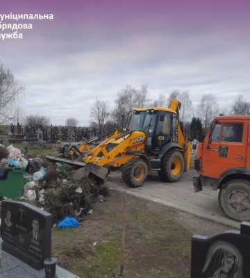 Чотири вантажівки отруйного сміття вивезли з цвинтаря у Дублянах