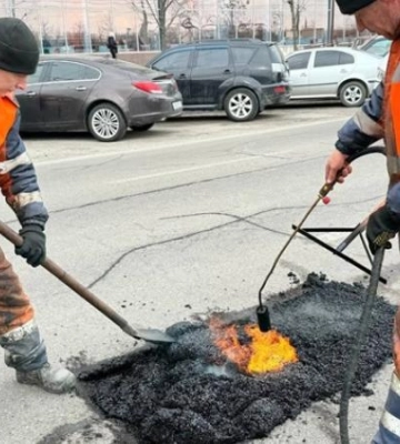 Комунальники Дніпра продовжують усувати аварійну ямковість на міських автошляхах за європейською технологією – холодним&amp;hellip;