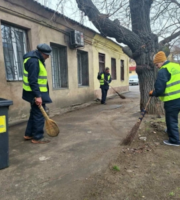 В Одесі продовжують виконували роботи з прибирання територій