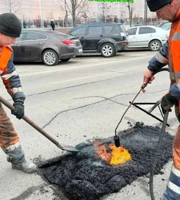 Комунальники Дніпра продовжують усувати аварійну ямковість на міських автошляхах за європейською технологією – холодним асфальтуванням