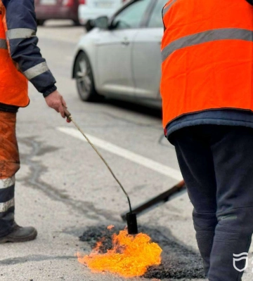 Комунальники Дніпра продовжують усувати аварійну ямковість на міських автошляхах за європейською технологією – холодним асфальтуванням