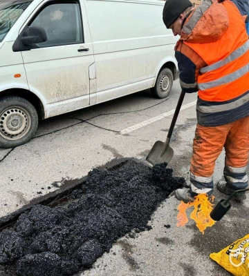 В Днепре коммунальщики устраняют критическую ямочность на дорогах по европейской технологии