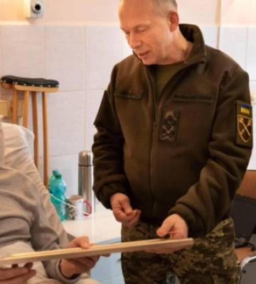Сирський відвідав у лікарні журналіста «Крим.Реалії», пораненого на передовій