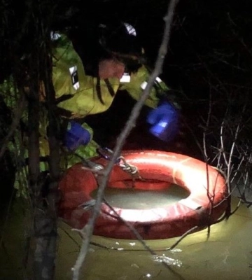 Понад 11 годин по коліна в крижаній воді, біля дерева серед річки, провели 30-річний мешканець Бердянську та 43-річний харків’янин