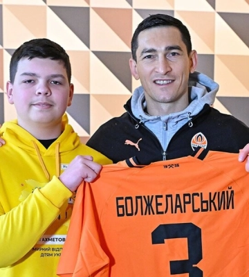14-летний Тимофей из Донецкой области, который после ранения прошел реабилитацию от Фонда Рината Ахметова, посетил матч "Шахтера" в Гамбурге