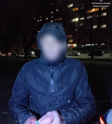 Відібрав рюкзак і телефон. У Рівному затримали чоловіка, який пограбував перехожого
