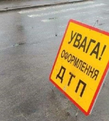 Водія намагаються дістати з авто: на Волині легковик влетів у дерево